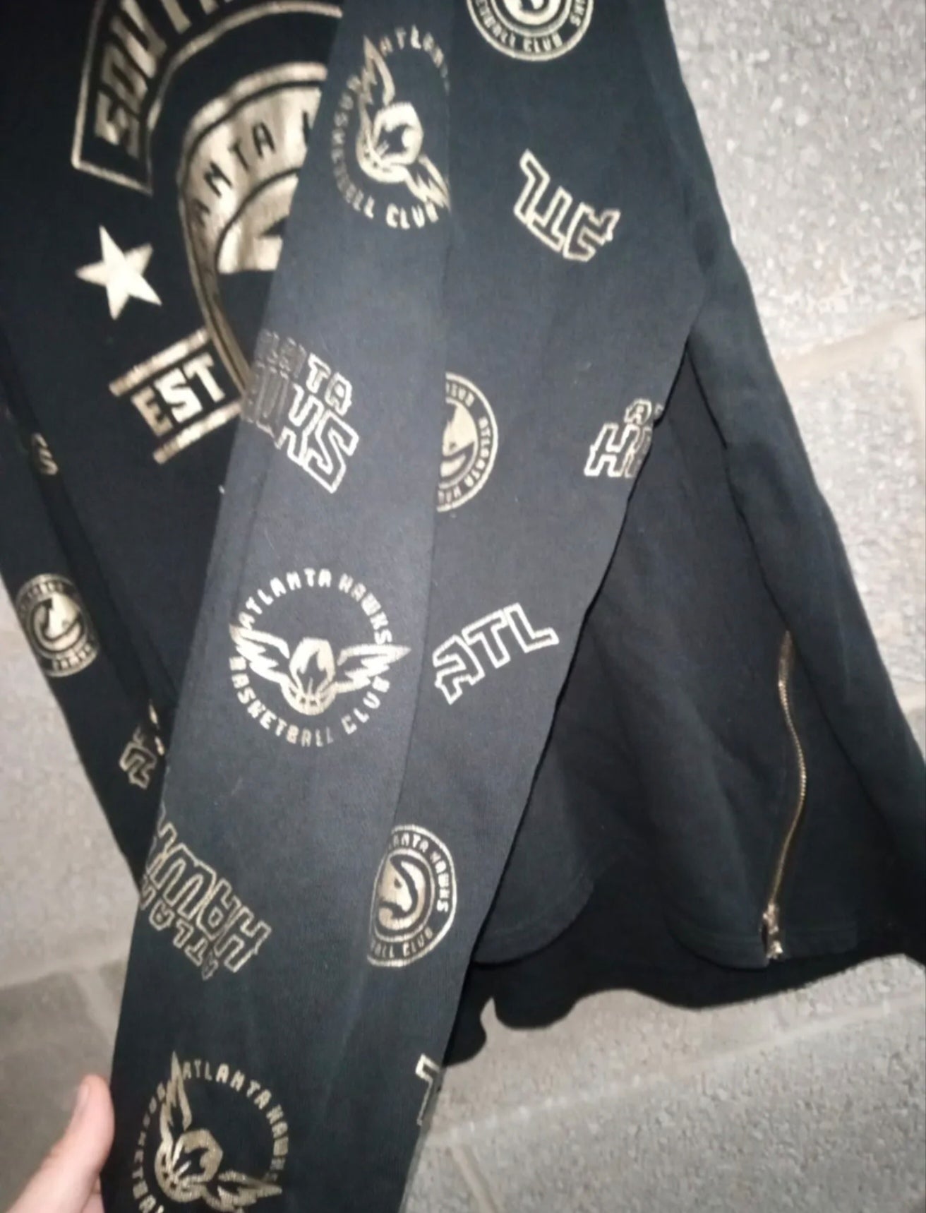 NBA Atlanta Hawks big logo pull over hoodie, black/gold, size Large