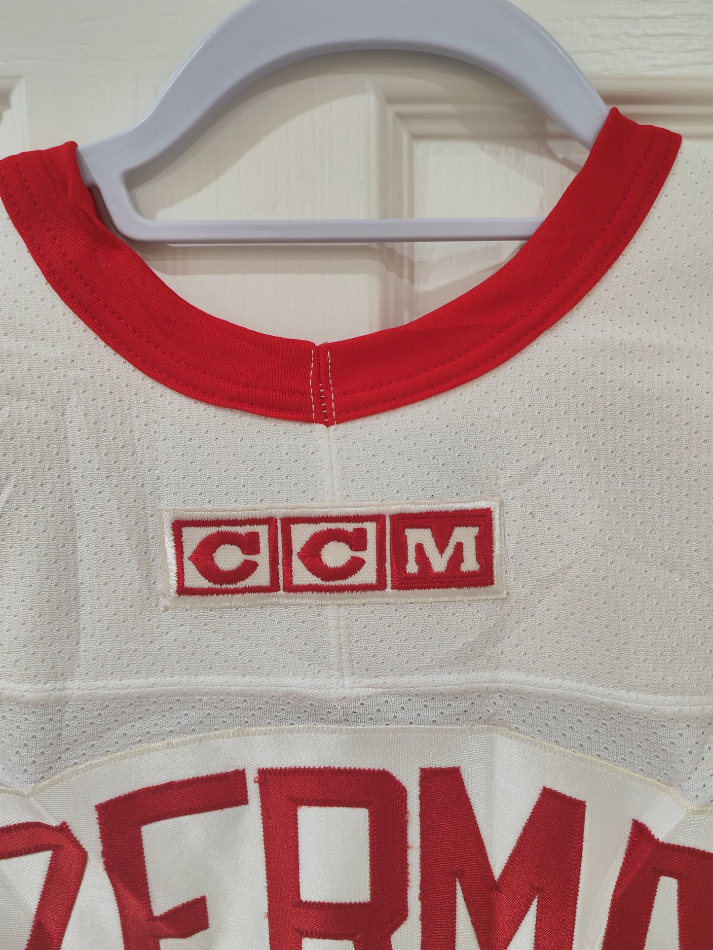 CCM Detroit Red Wings NHL Jersey, #9 Yzerman, White, Size Large