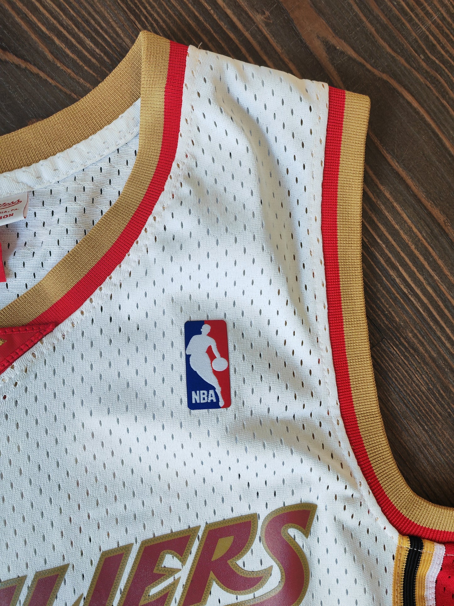 Mitchell & Ness Cleveland Cavaliers 2003-04 Jersey, #23 James, White, Size Medium
