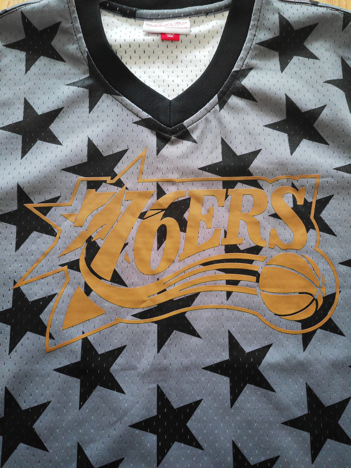 Mitchell & Ness Philadelphia 76ers NBA Star Patterned T Shirt, Grey/Black, Medium