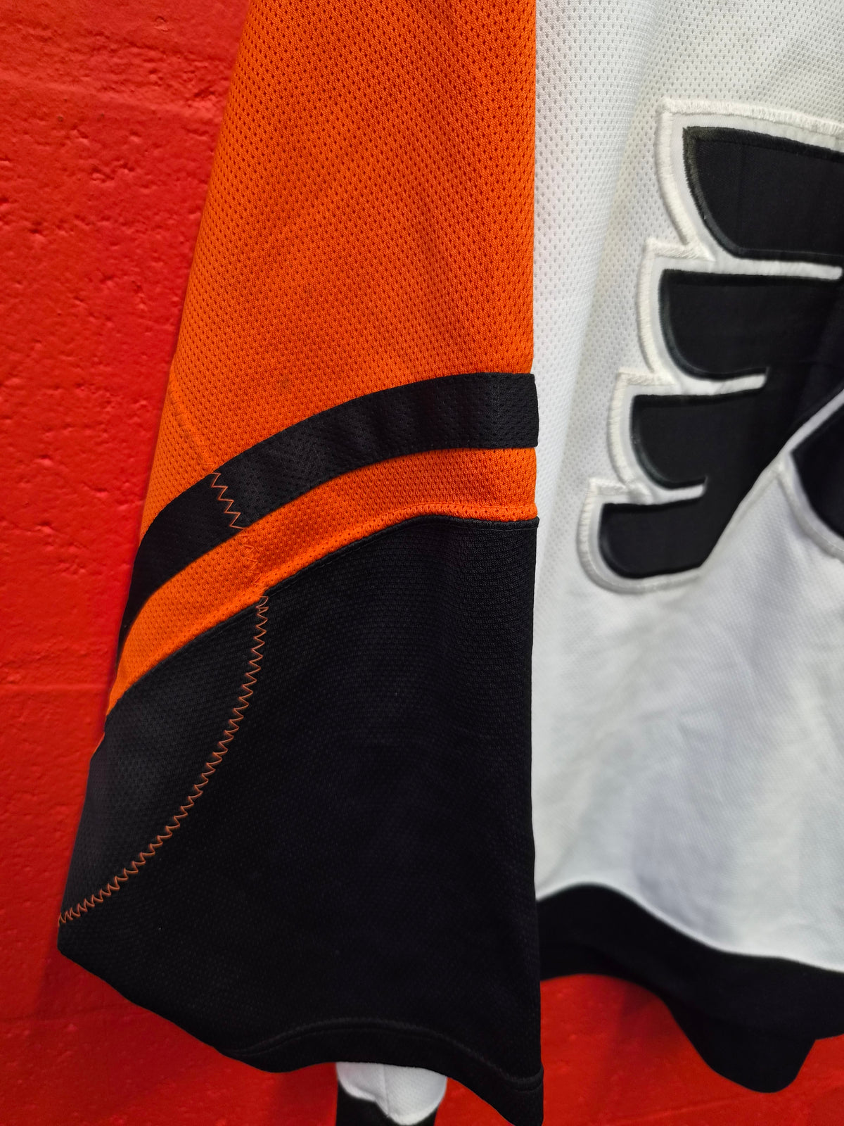 Pro Player Philadelphia Flyers NHL Hockey Jersey, White, Size Medium