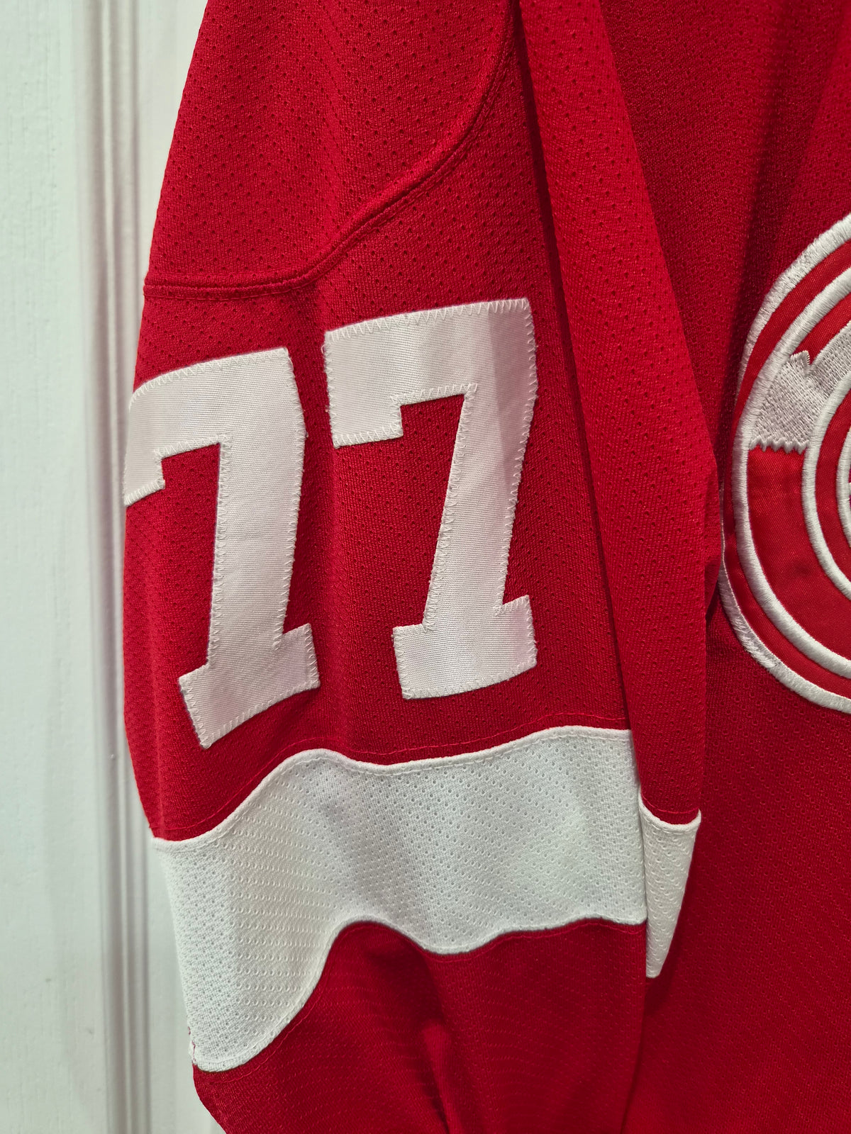 Starter Detroit Red Wings NHL Hockey Jersey, #77 Coffey, Red, Size XL