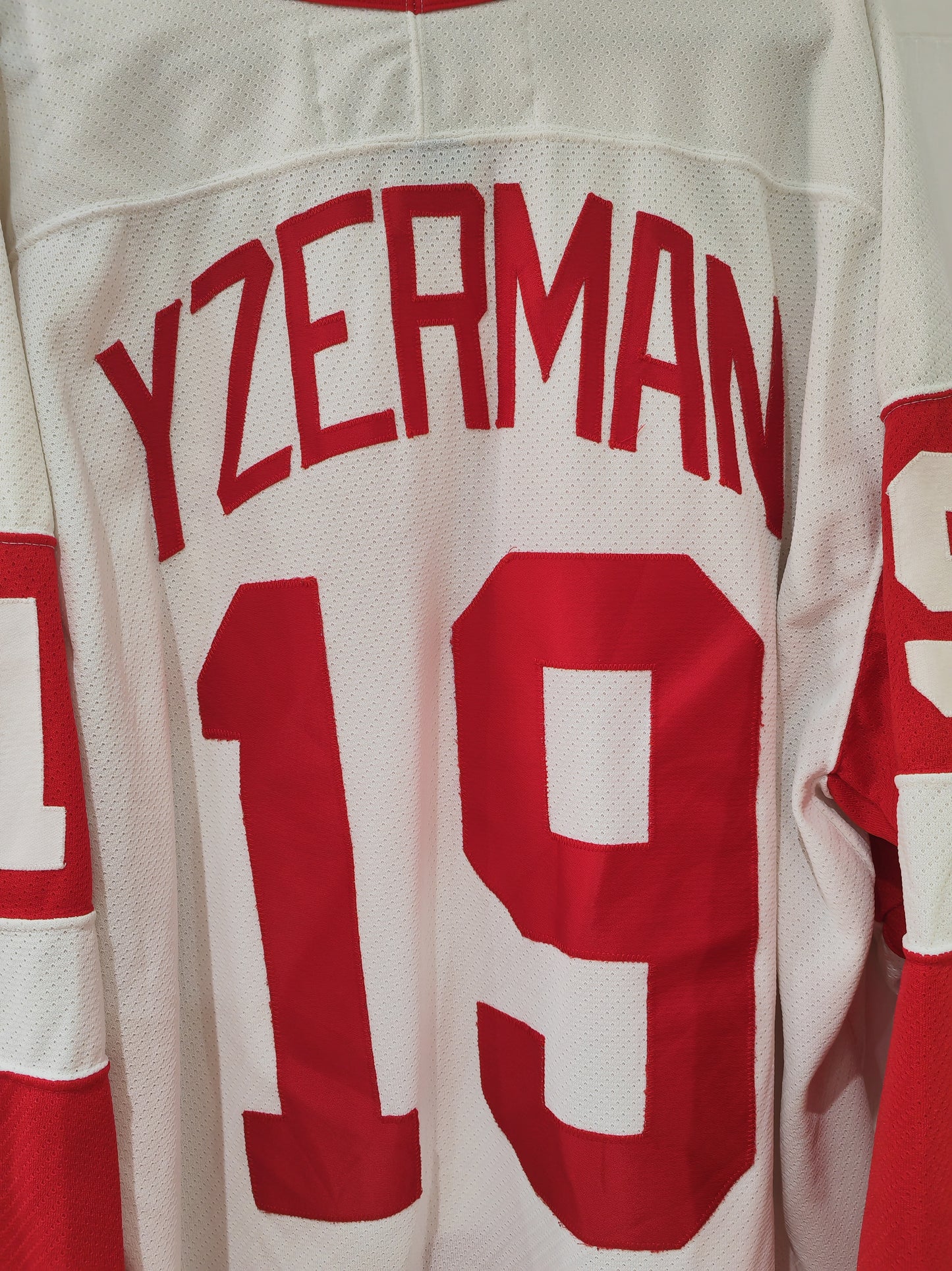 CCM Detroit Red Wings NHL Jersey, #19 Yzerman, White, Size XL