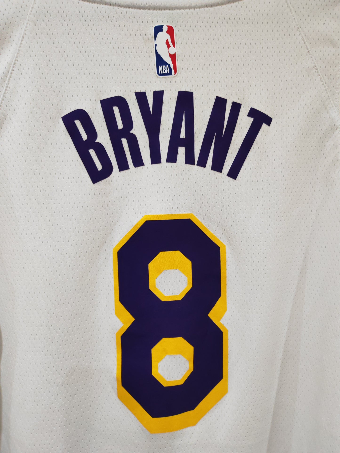Nike Los Angeles Lakers NBA Swingman Jersey, #8 Bryant, White, Size XL