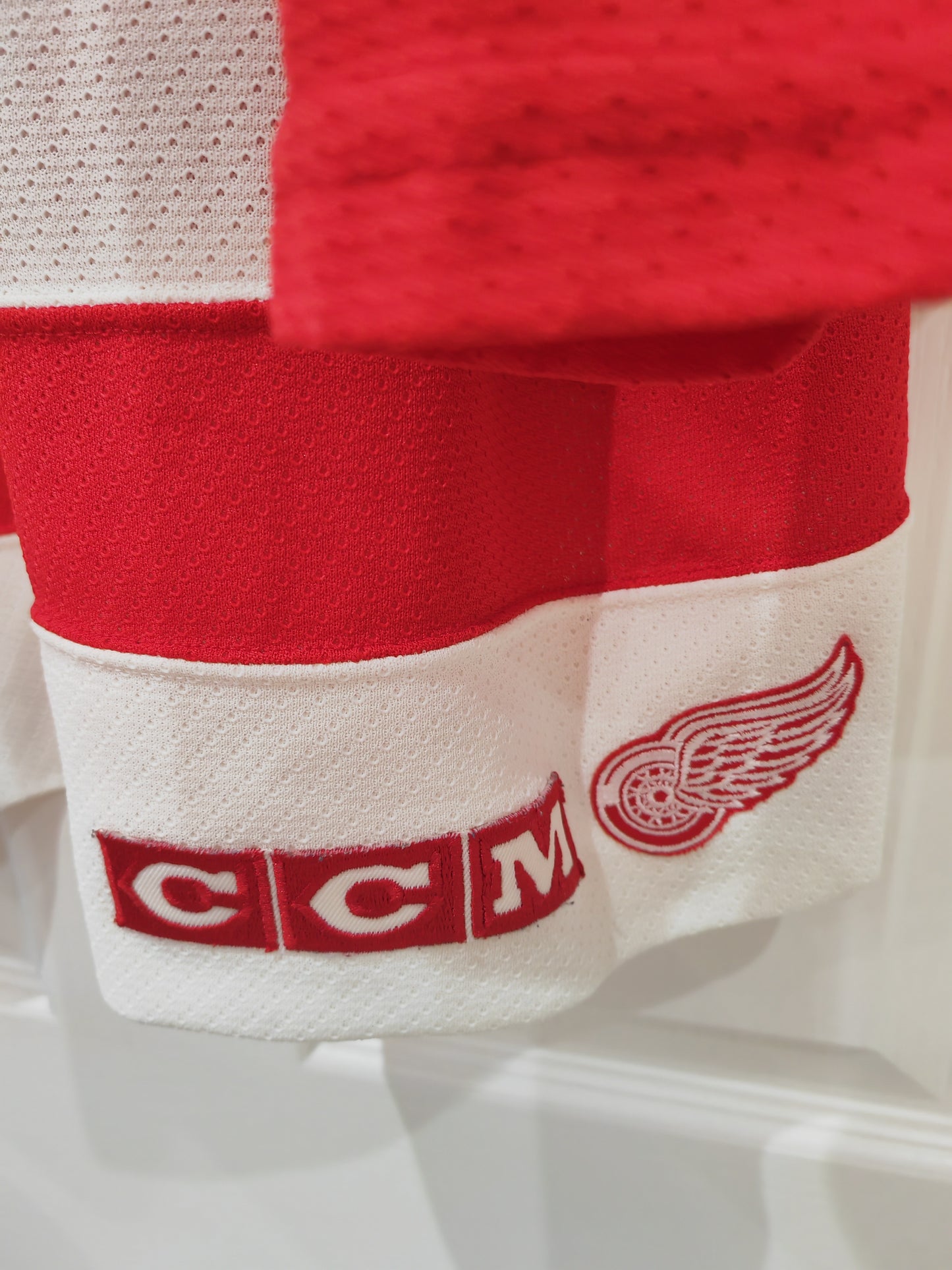 CCM Detroit Red Wings NHL Jersey, #19 Yzerman, White, Size XL