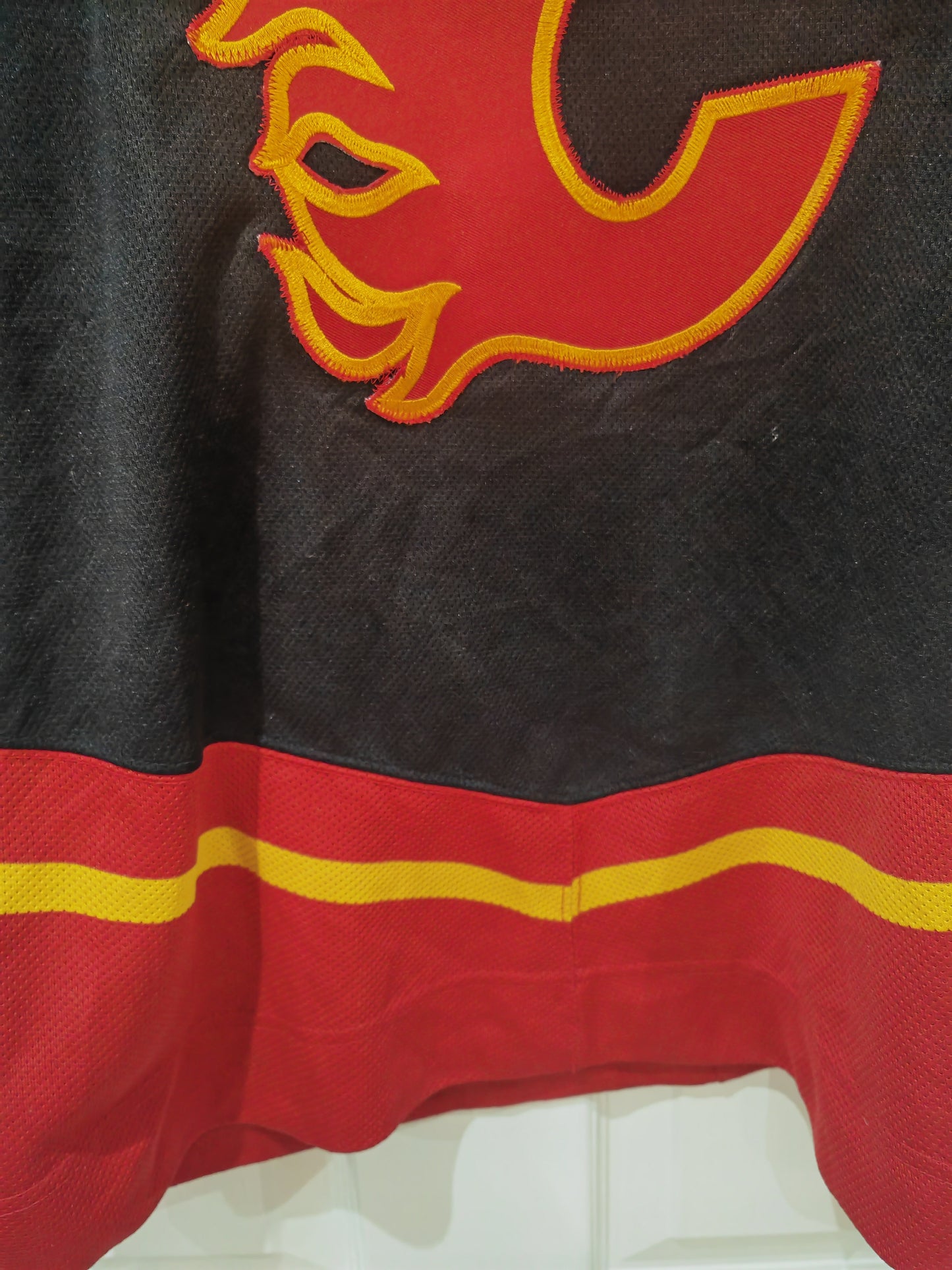 Pro Player Calgary Flames NHL Hockey Jersey, Black/Red, Size Medium