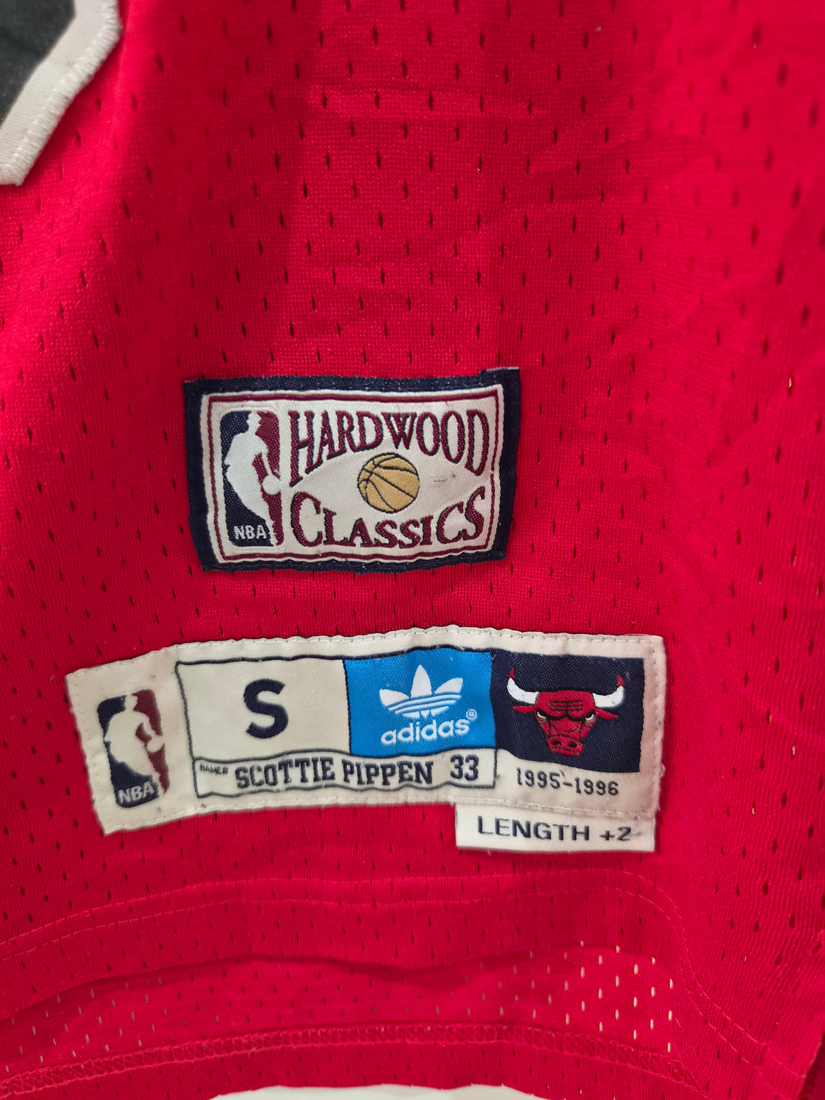Adidas Hardwood Classics Chicago Bulls NBA Jersey, #33 Pippen, Red, Size Small+2 Length