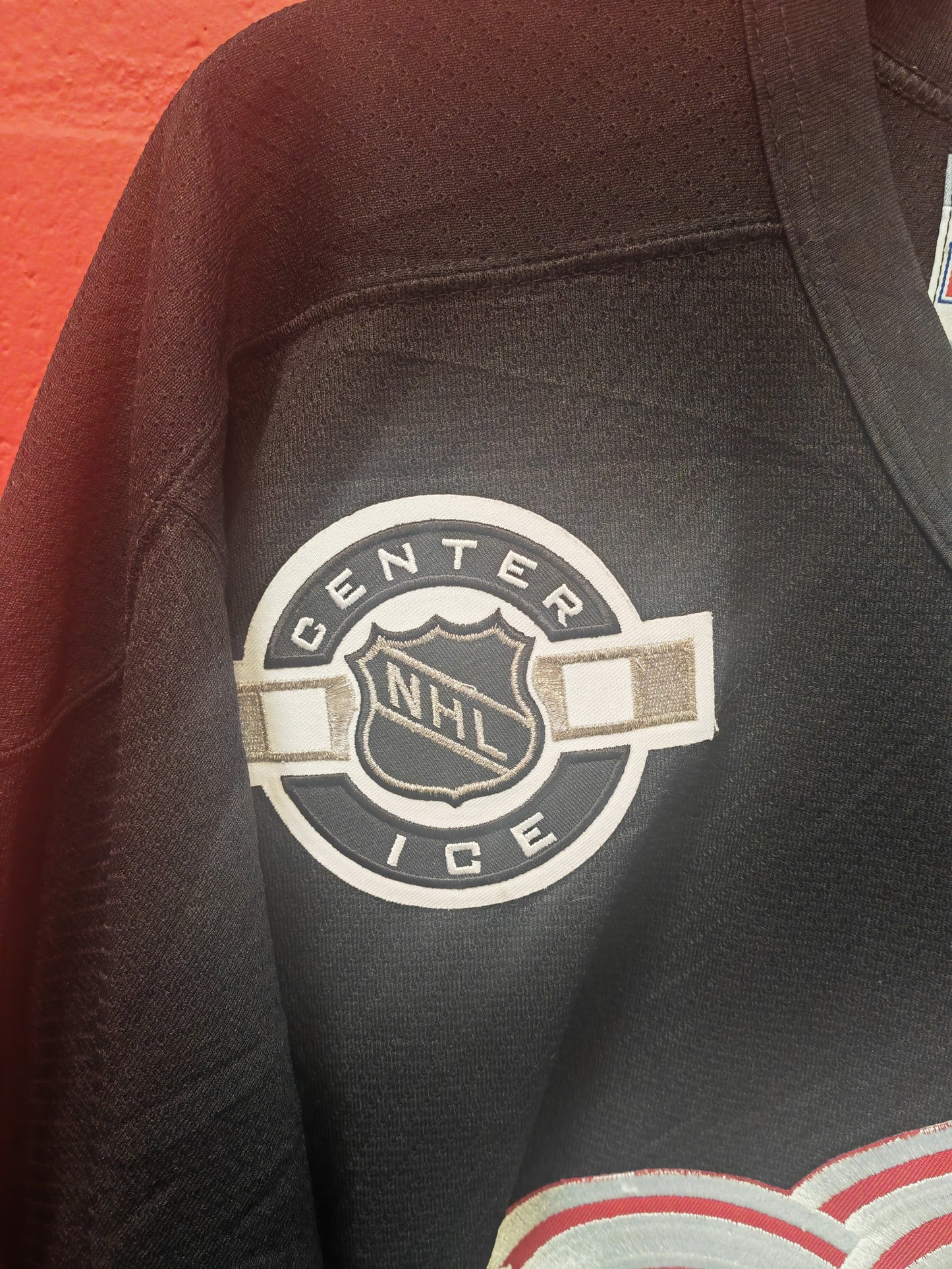 CCM Detroit Red Wings NHL Center Ice Warm Up/Training Jersey, Black, Size Large