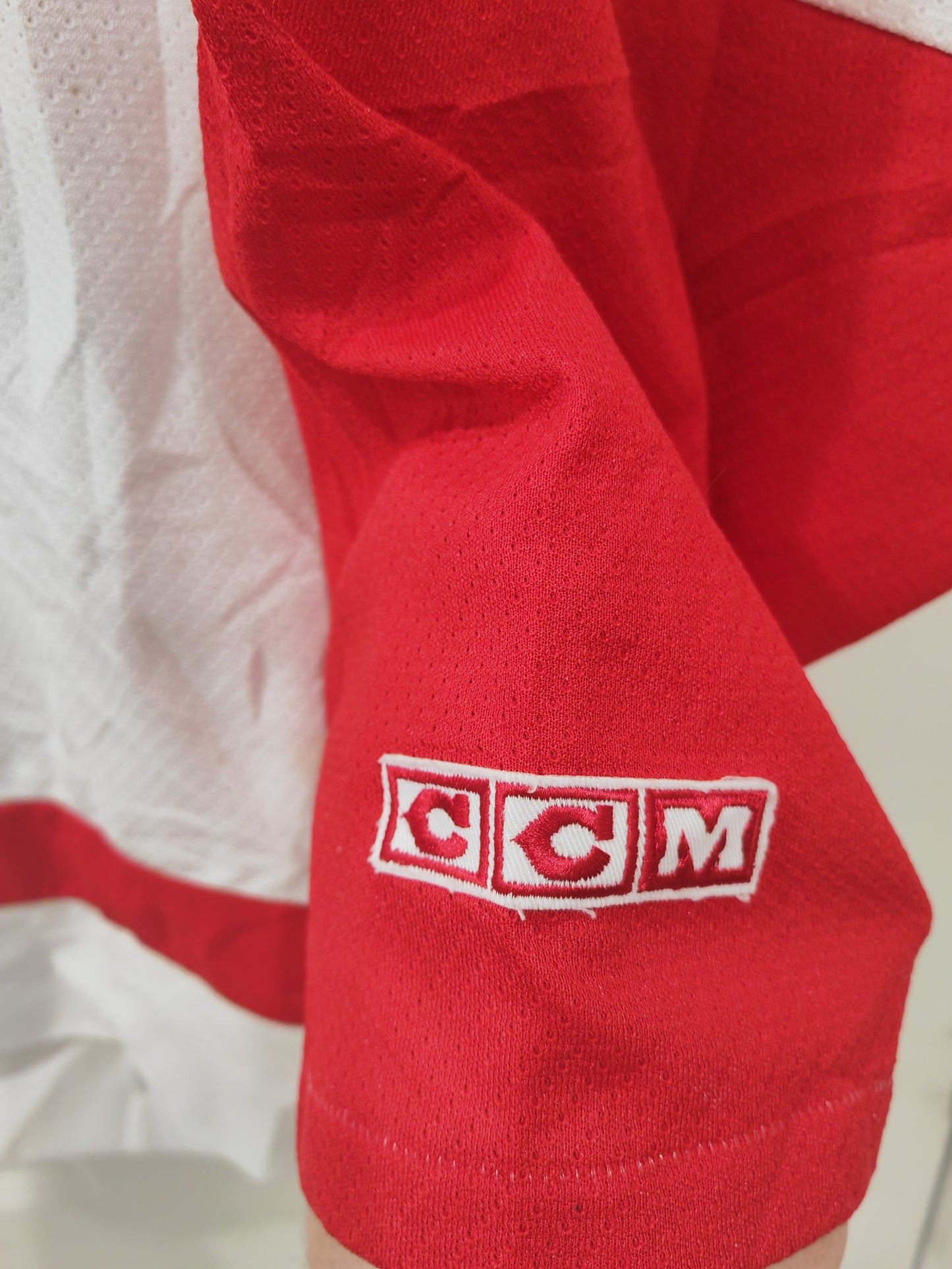 CCM Detroit Red Wings NHL Jersey, #9 Yzerman, White, Size Large