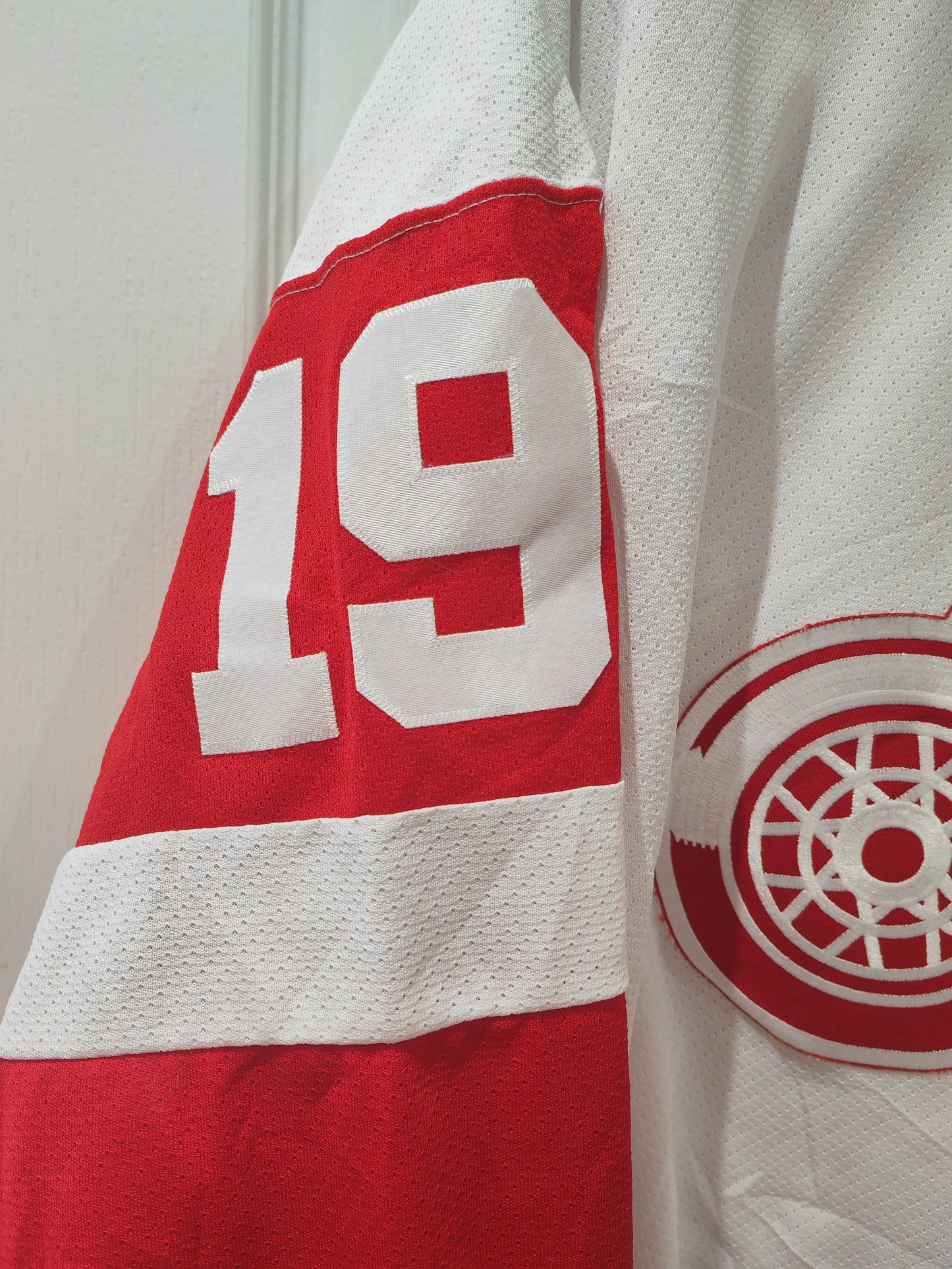 CCM Detroit Red Wings NHL Jersey, #9 Yzerman, White, Size Large