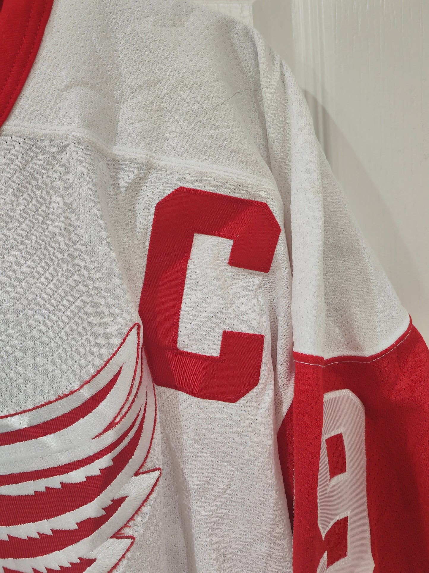 CCM Detroit Red Wings NHL Jersey, #9 Yzerman, White, Size Large