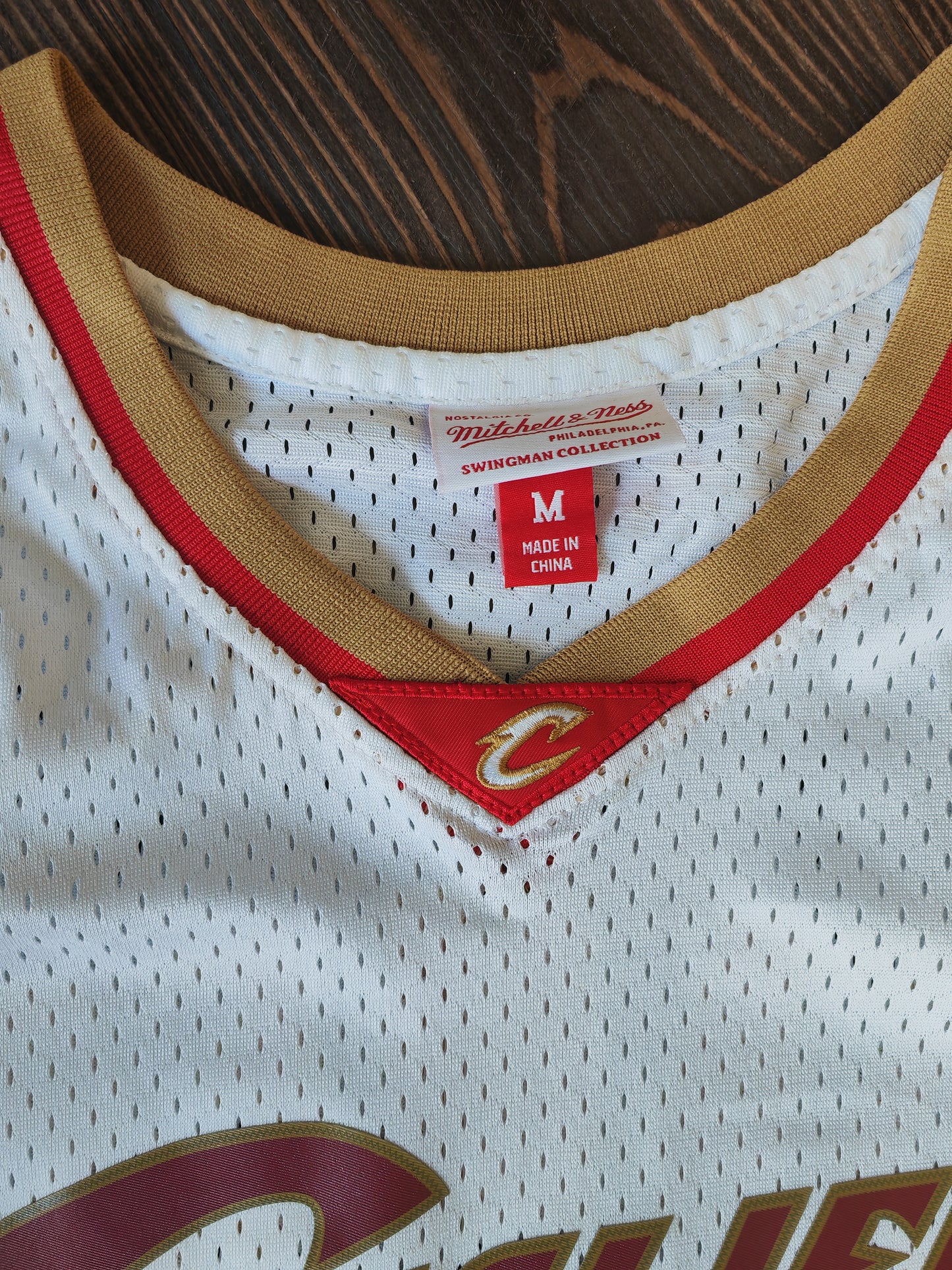 Mitchell & Ness Cleveland Cavaliers 2003-04 Jersey, #23 James, White, Size Medium