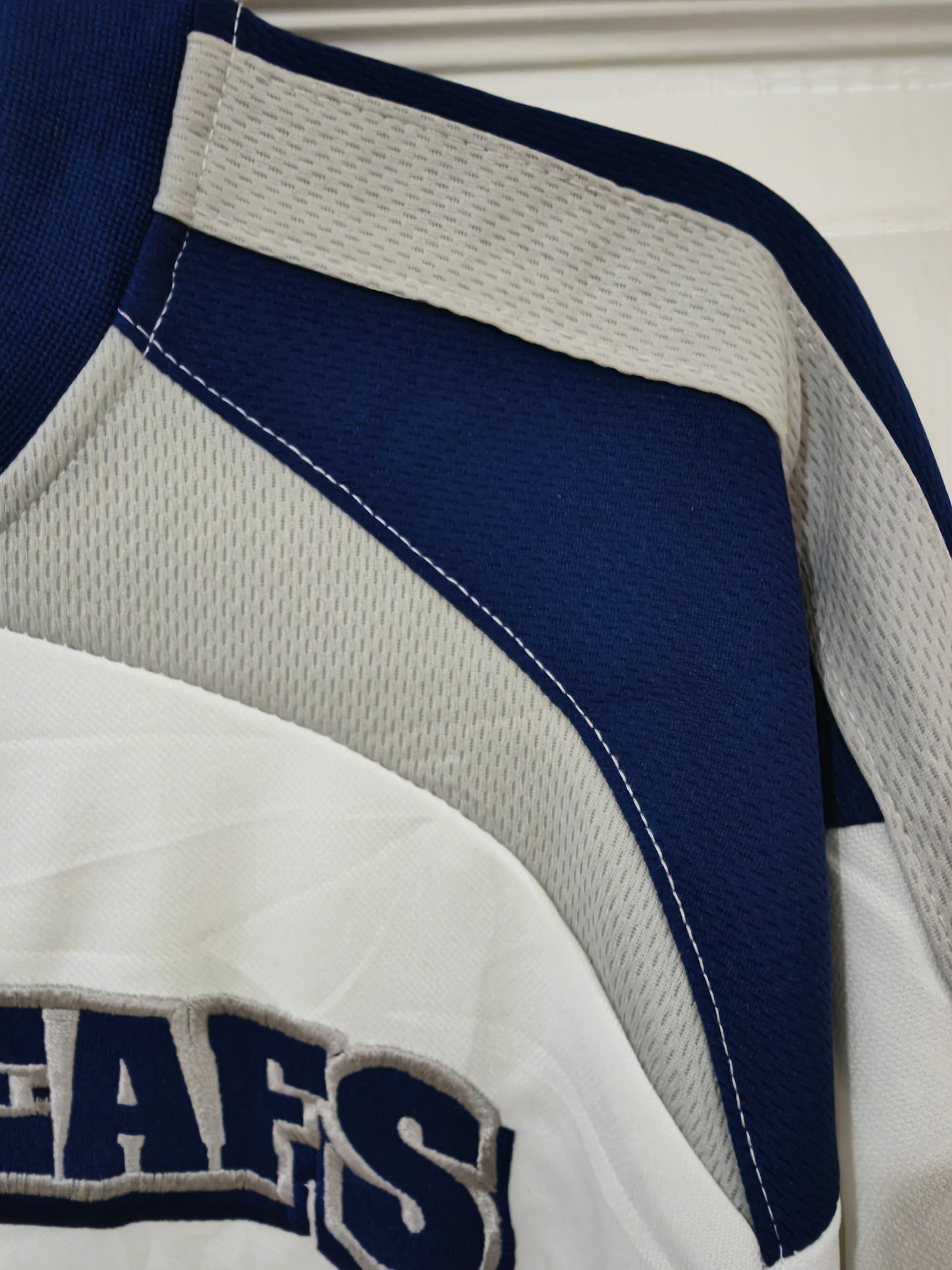 NHL Toronto Maple Leafs Long Sleeve T Shirt, White, Size XL (Small Fit)