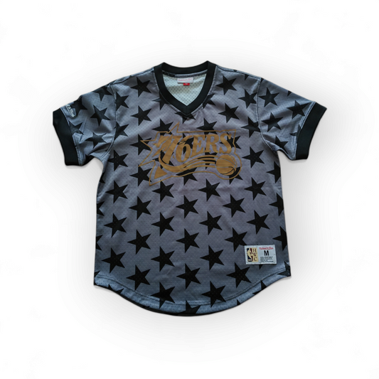 Mitchell & Ness Philadelphia 76ers NBA Star Patterned T Shirt, Grey/Black, Medium