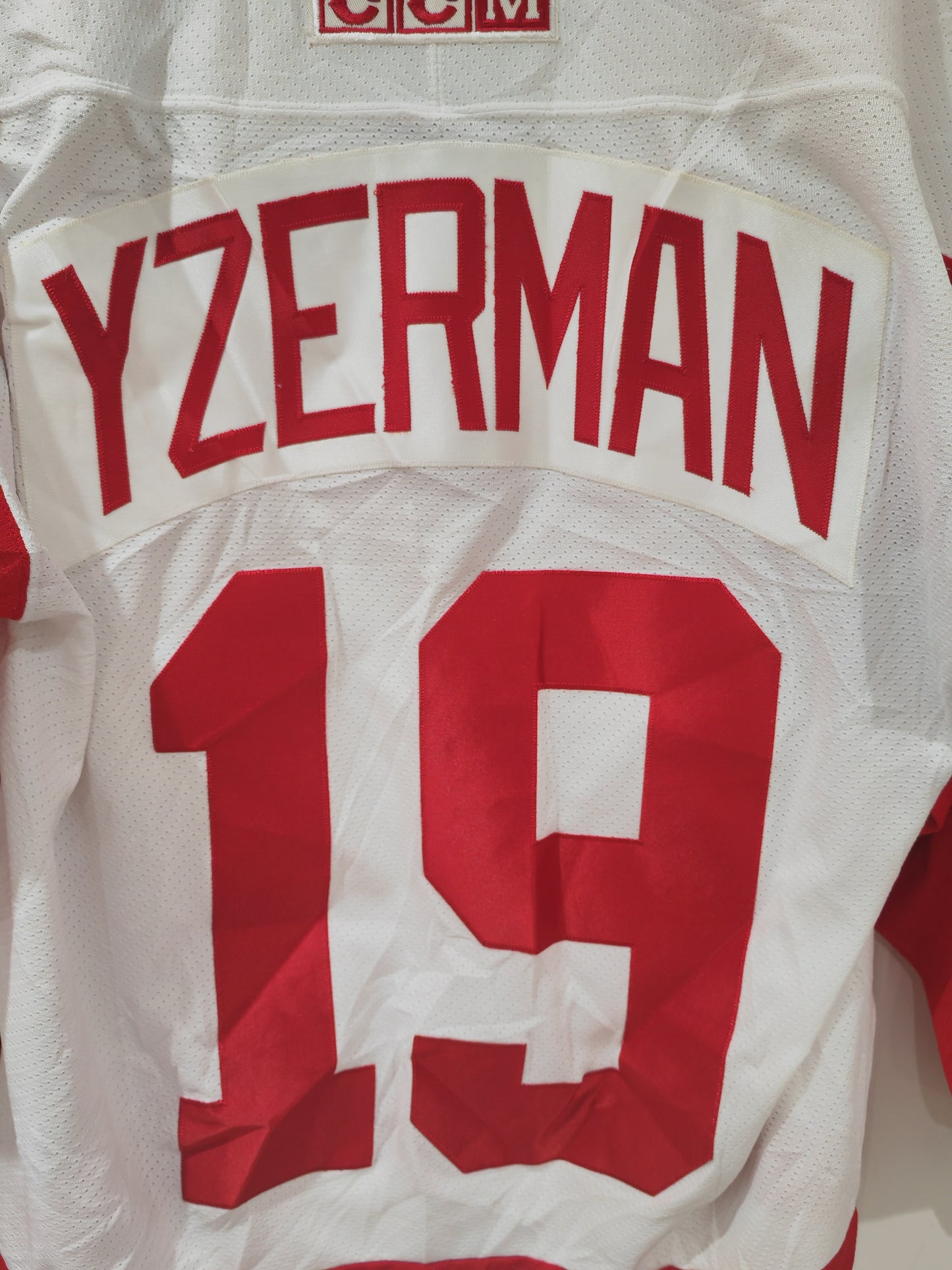 CCM Detroit Red Wings NHL Jersey, #9 Yzerman, White, Size Large
