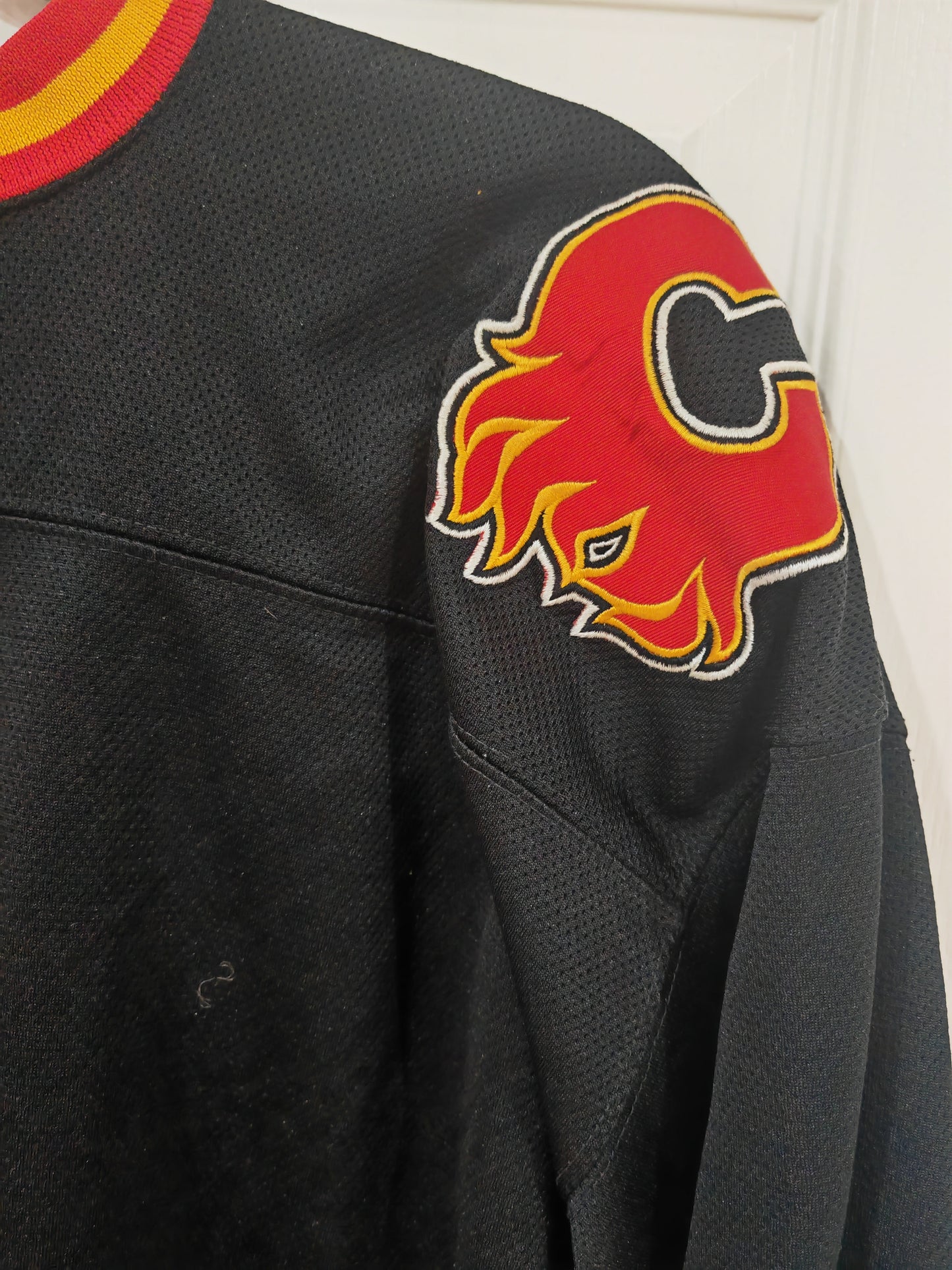 Pro Player Calgary Flames NHL Hockey Jersey, Black/Red, Size Medium