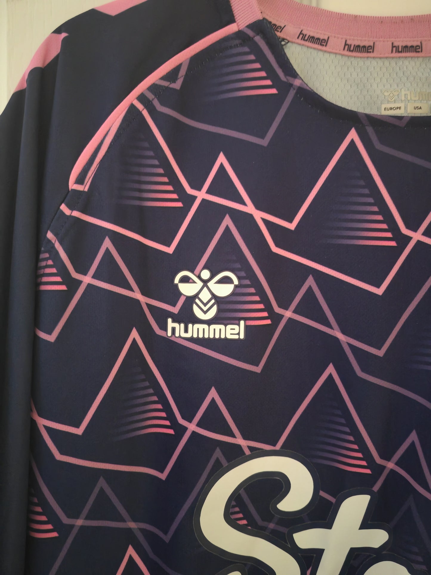 Hummel Everton FC Training/Warm Up Shirt, Navy/Pink, Size XL