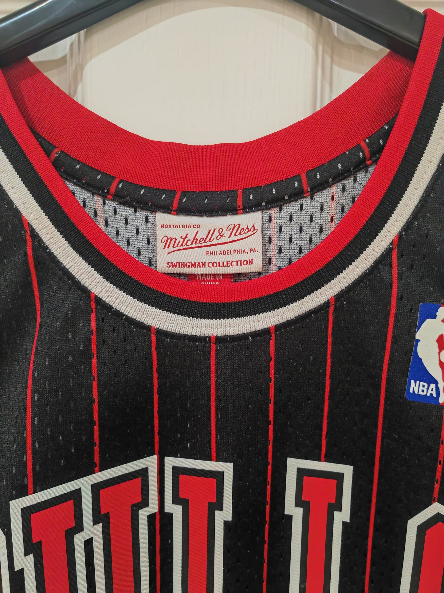 Mitchell & Ness Chicago Bulls 1995/96 Jersey, #33 Pippen, Black, Size Medium