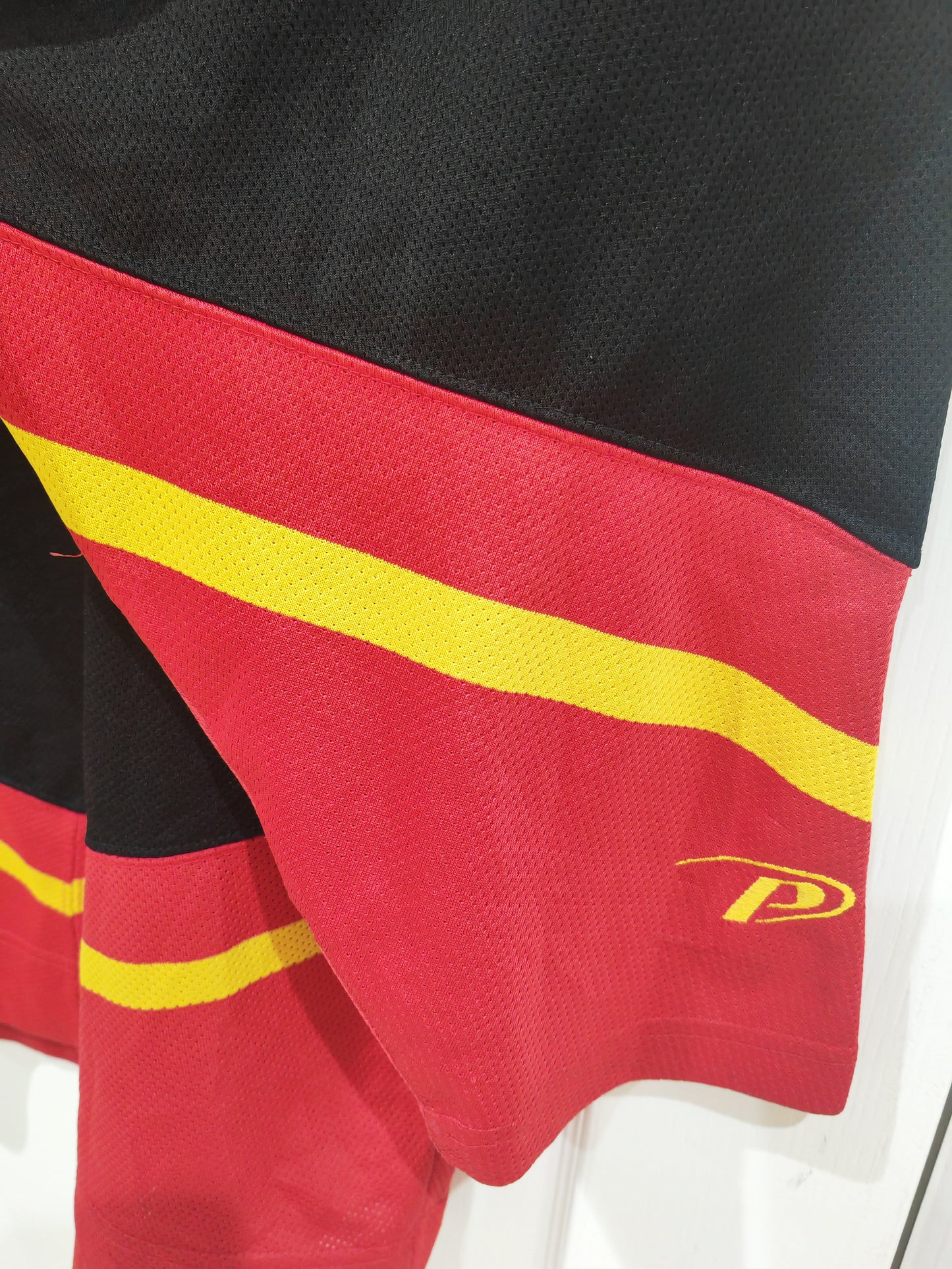 Pro Player Calgary Flames NHL Hockey Jersey, Black/Red, Size Medium