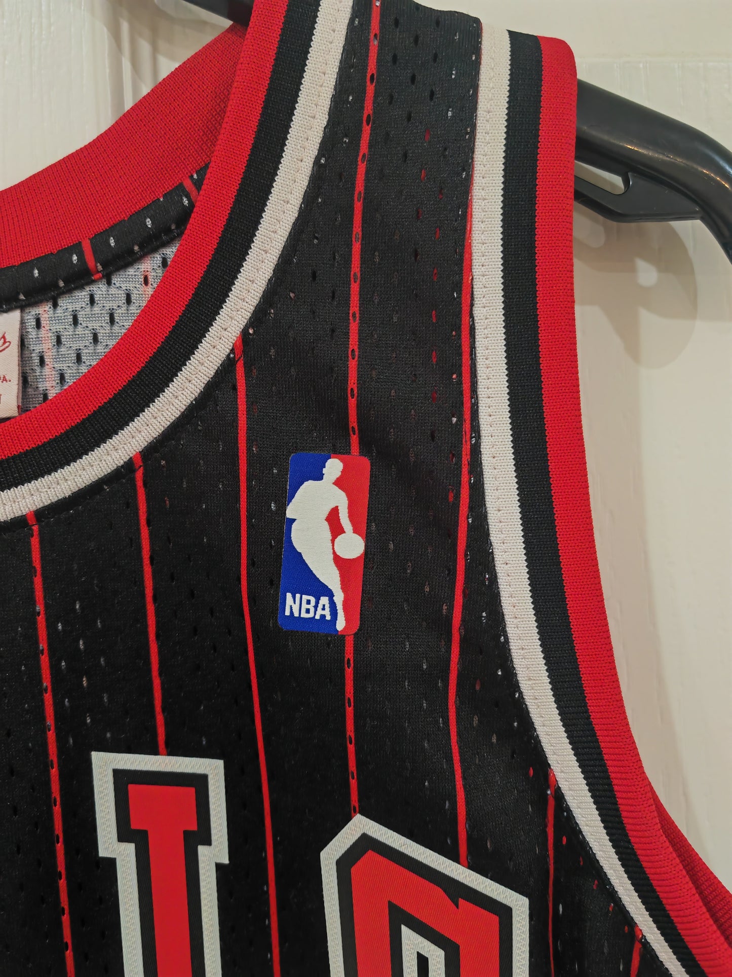Mitchell & Ness Chicago Bulls 1995/96 Jersey, #33 Pippen, Black, Size Medium