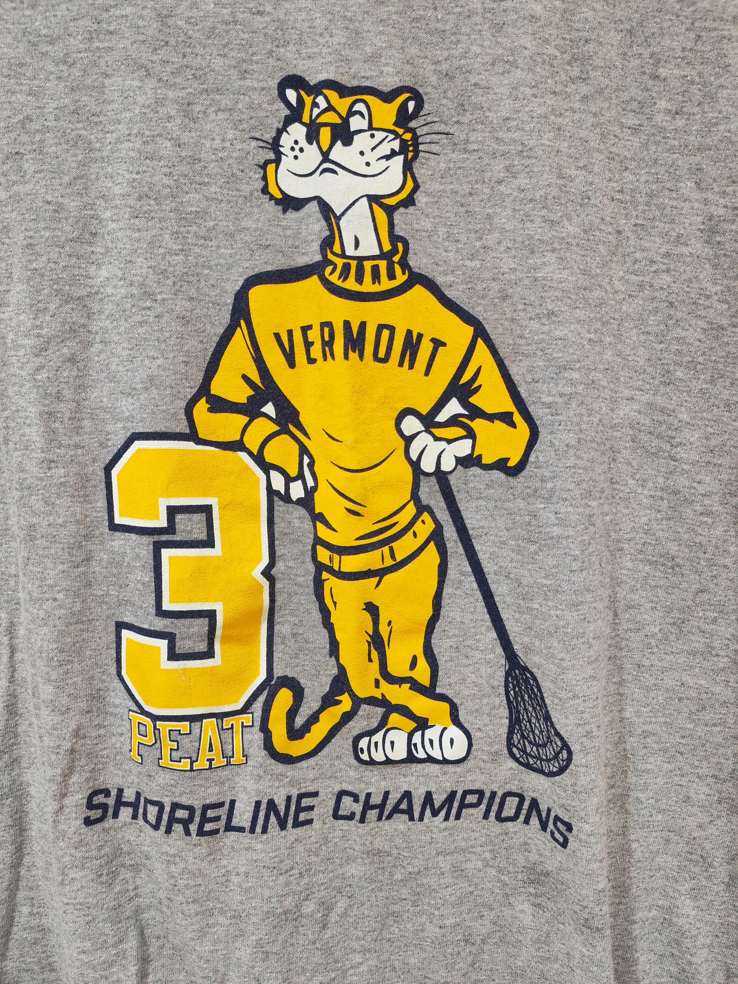 Gildan Vermont Catamounts NCAA Lacrosse 3 Peat T Shirt, Grey, Size Large