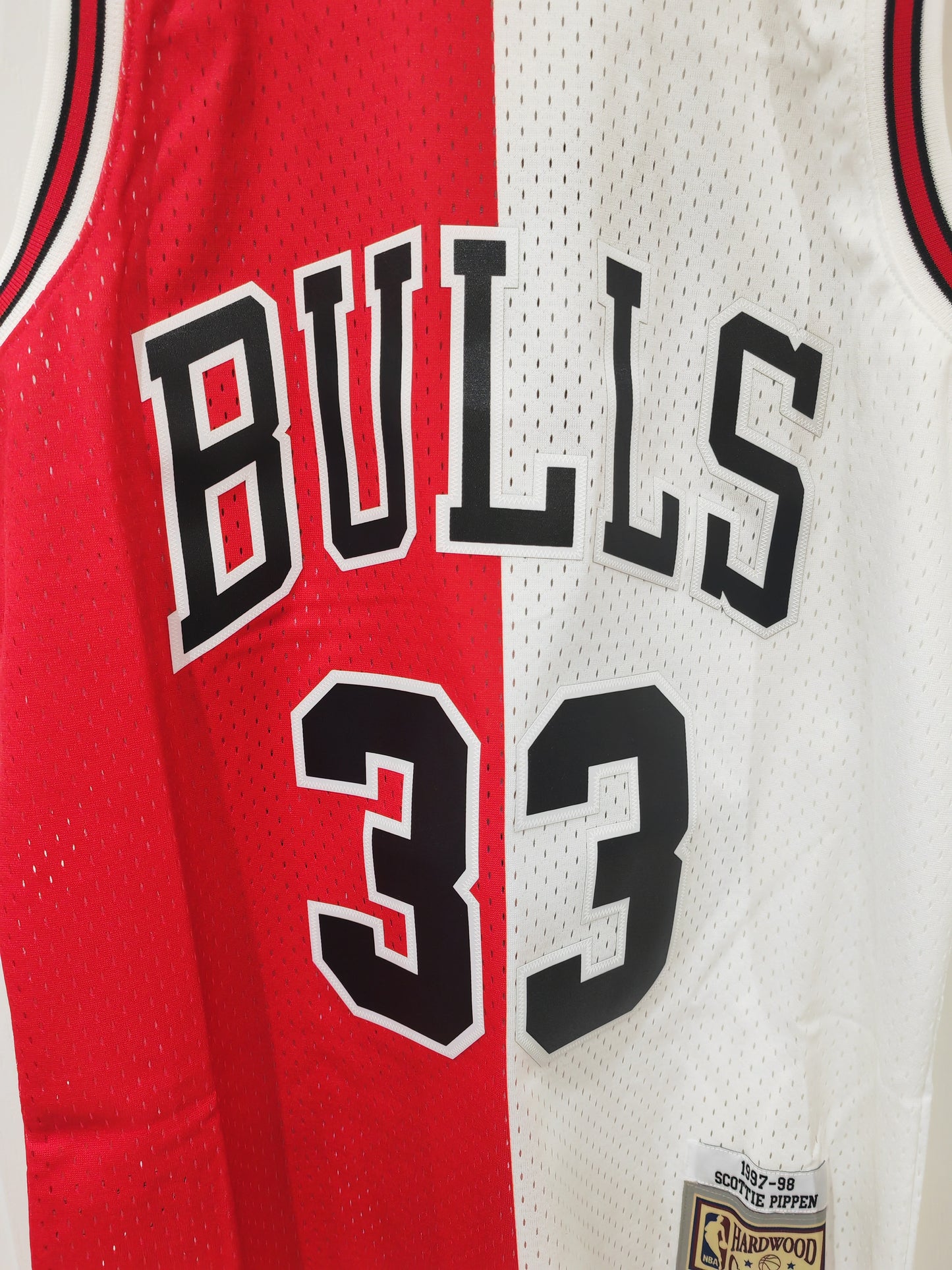 Mitchell & Ness Chicago Bulls Split 1997-98 NBA Jersey, #33 Pippen, Size Medium