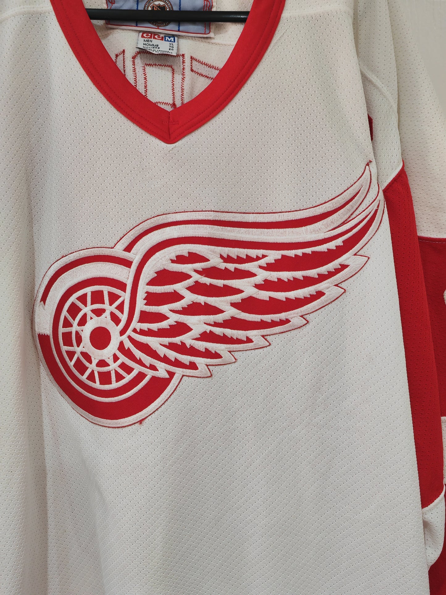 CCM Detroit Red Wings NHL Jersey, #19 Yzerman, White, Size XL