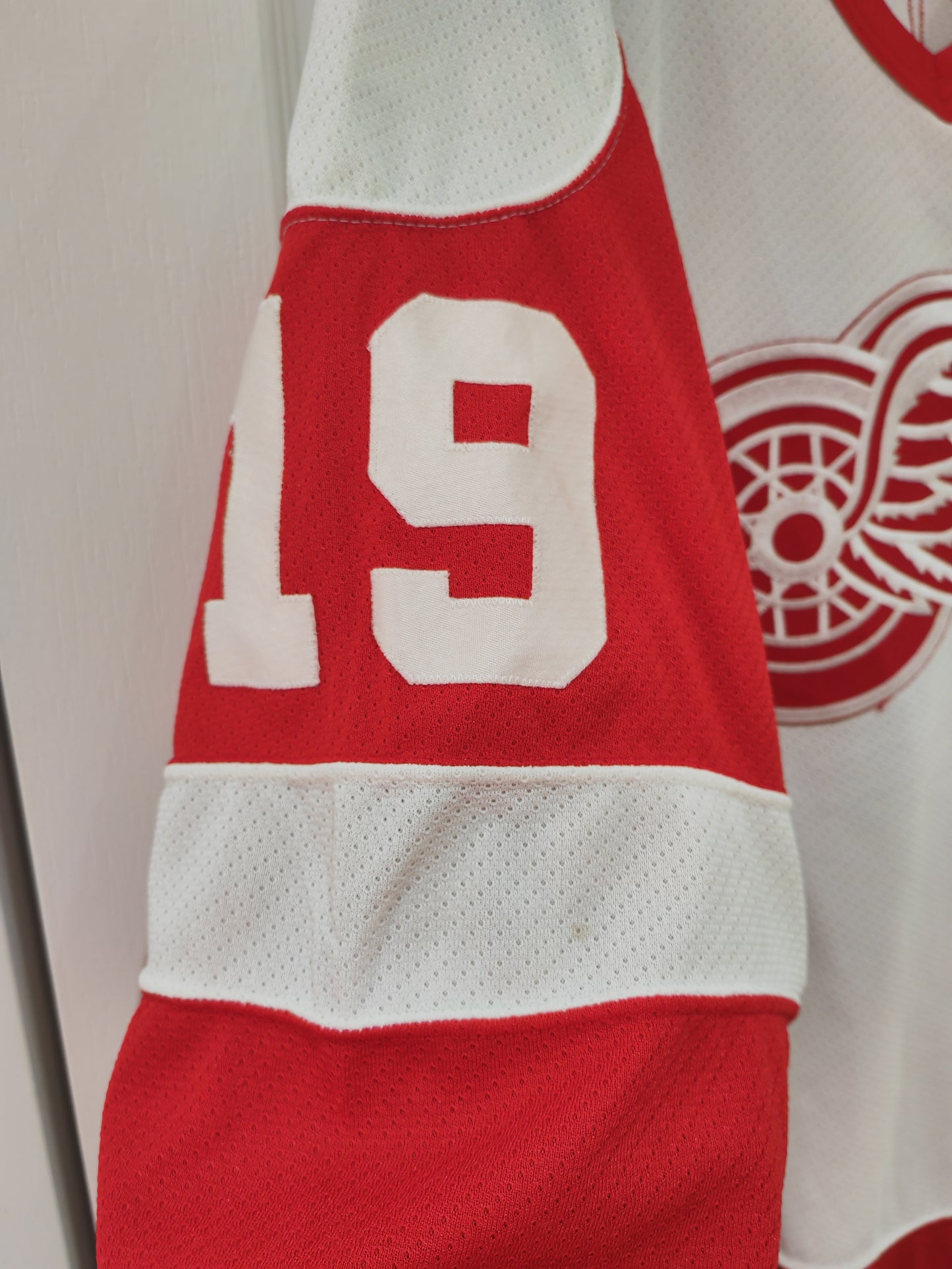 CCM Detroit Red Wings NHL Jersey, #19 Yzerman, White, Size XL