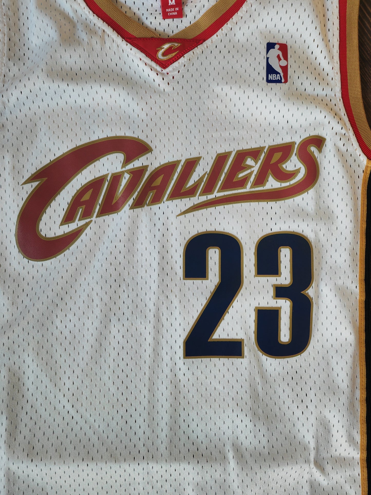 Mitchell & Ness Cleveland Cavaliers 2003-04 Jersey, #23 James, White, Size Medium