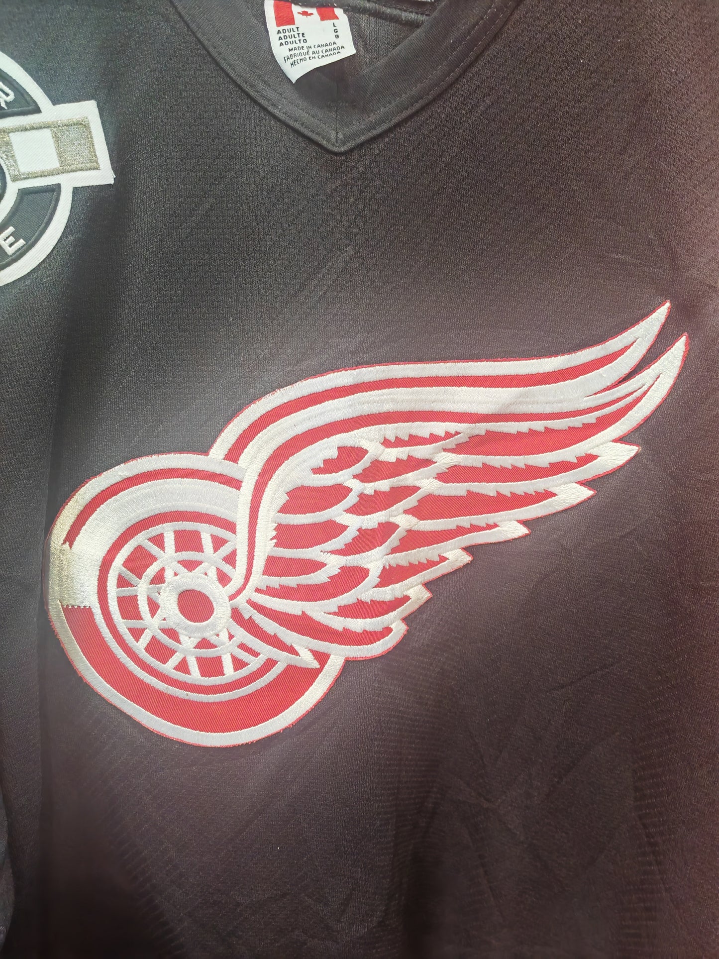 CCM Detroit Red Wings NHL Center Ice Warm Up/Training Jersey, Black, Size Large