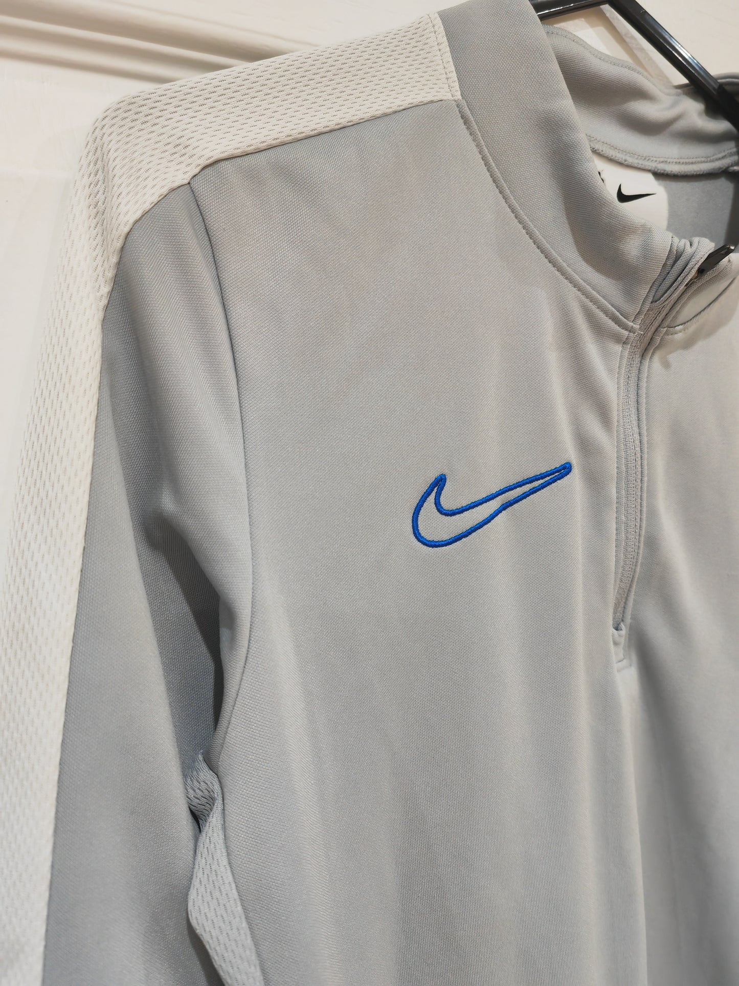 Youth Nike 1/4 Zip Long Sleeve Sports Training Top, Grey, Size Youth Medium